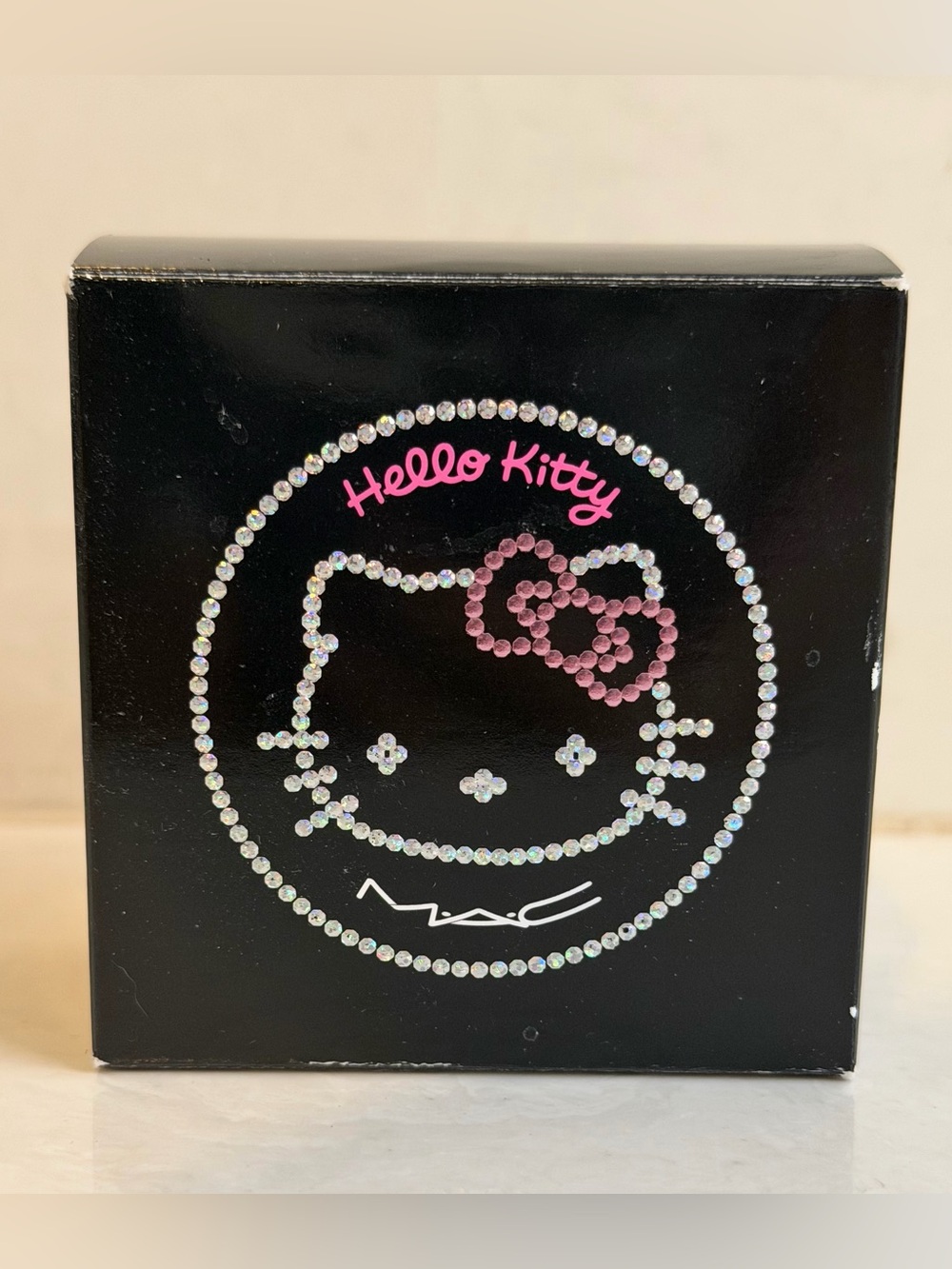 M•A•C Hello Kitty Sheer Mystery Pressed Powder Compact Light New in Box - Picture 3 of 8